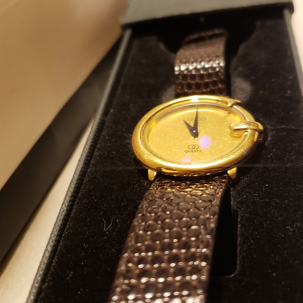 Gucci vintage watch scratch on the back last picture Price Firm - Picture 8 of 10